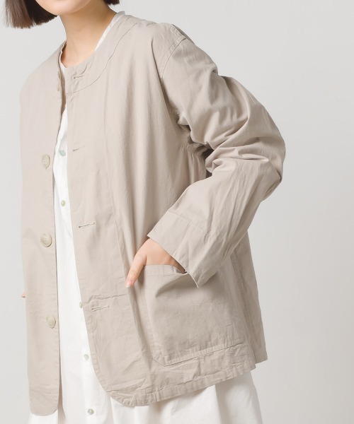 OMNES（オムネス）の「ウォッシュ加工ダンプ ノーカラージャケット（ノーカラージャケット・レディース・ライトグレー/ブラック/桜/ベージュ/カーキ系1・FREE）」の11枚目の写真