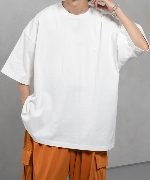 Perushu(ペルーシュ)の「ワンポイントロゴ刺繍Tシャツ(Tシャツ/カットソー・メンズ・オフホワイト/オリーブ/ブルーグレー/グレイッシュベージュ・MEDIUM/LARGE)」の2枚目の写真