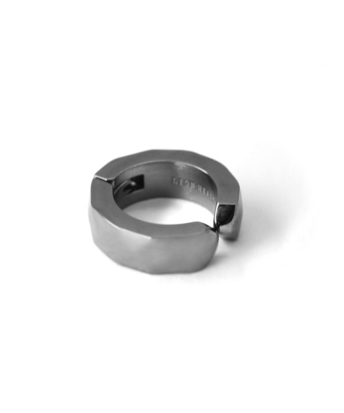 LION HEART（ライオンハート）の「【限定展開】LH-1 カッティングイヤーカフ/サージカルステンレス316L（金属アレルギー対応）（イヤーカフ・メンズ・シルバー/ライトブラック・ONE SIZE）」の9枚目の写真