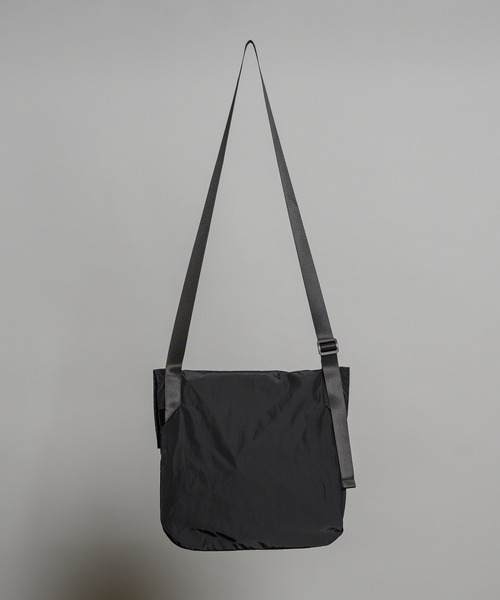 INTER FACTORY（インターファクトリー）の「ファッションインフルエンサー yuuki - compact shoulder bag / コンパクトショルダーバッグ　made in INTER FACTORY（ショルダーバッグ・メンズ・ブラック・FREE）」の2枚目の写真