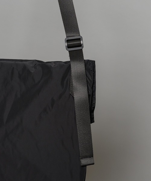 INTER FACTORY（インターファクトリー）の「ファッションインフルエンサー yuuki - compact shoulder bag / コンパクトショルダーバッグ　made in INTER FACTORY（ショルダーバッグ・メンズ・ブラック・FREE）」の4枚目の写真