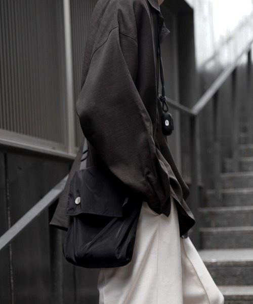 INTER FACTORY（インターファクトリー）の「ファッションインフルエンサー yuuki - compact shoulder bag / コンパクトショルダーバッグ　made in INTER FACTORY（ショルダーバッグ・メンズ・ブラック・FREE）」の5枚目の写真