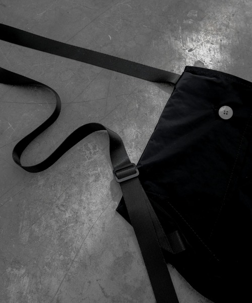 INTER FACTORY（インターファクトリー）の「ファッションインフルエンサー yuuki - compact shoulder bag / コンパクトショルダーバッグ　made in INTER FACTORY（ショルダーバッグ・メンズ・ブラック・FREE）」の11枚目の写真