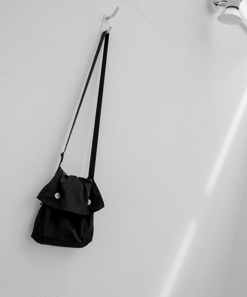 INTER FACTORY（インターファクトリー）の「ファッションインフルエンサー yuuki - compact shoulder bag / コンパクトショルダーバッグ　made in INTER FACTORY（ショルダーバッグ・メンズ・ブラック・FREE）」の13枚目の写真