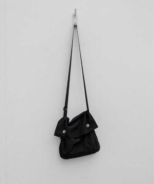INTER FACTORY（インターファクトリー）の「ファッションインフルエンサー yuuki - compact shoulder bag / コンパクトショルダーバッグ　made in INTER FACTORY（ショルダーバッグ・メンズ・ブラック・FREE）」の16枚目の写真