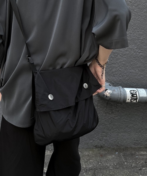 INTER FACTORY（インターファクトリー）の「ファッションインフルエンサー yuuki - compact shoulder bag / コンパクトショルダーバッグ　made in INTER FACTORY（ショルダーバッグ・メンズ・ブラック・FREE）」の20枚目の写真