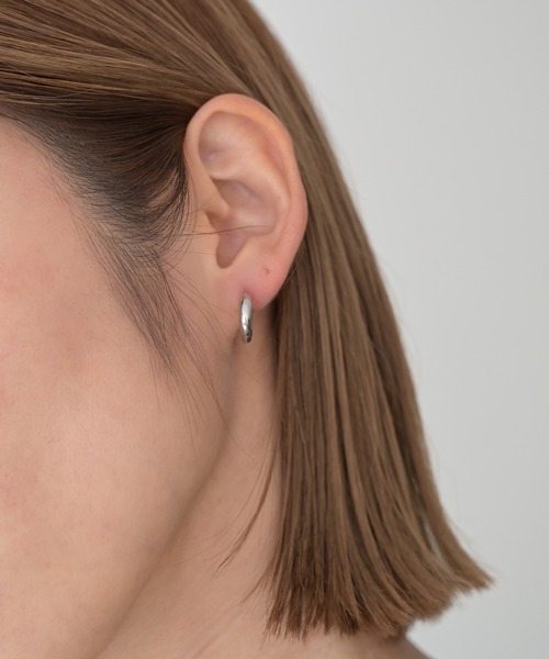 CANAL JEAN(キャナルジーン)の「Pt シンプルフープピアス(ピアス(両耳用)・レディース・シルバー/ゴールド・ONE SIZE)」の1枚目の写真