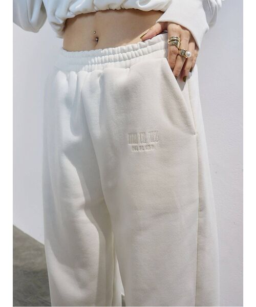 EVRIS（エヴリス）の「スウェットルーズパンツ【セットアップ着用可能】（スウェットパンツ・レディース・ブラック/ホワイト・FREE）」の2枚目の写真