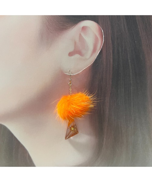 tone(トーン)の「【masamiyabi】ミンクファー三角レジンピアス(MA)(ピアス(両耳用)・レディース・ピンク/グリーン系その他/パープル/ブルー/オレンジ・FREE)」の9枚目の写真