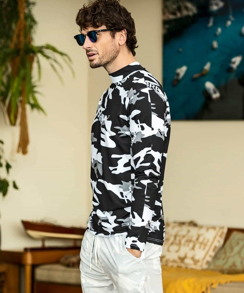 1piu1uguale3 RELAX(ウノピュウノウグァーレトレリラックス)の「1PIU1UGUALE3 RELAX(ウノピゥウノウグァーレトレ リラックス)カモ柄モックネックラッシュガード(ラッシュガード・メンズ・ホワイト/ブラック・S/M/L/XL/XXL)」の3枚目の写真