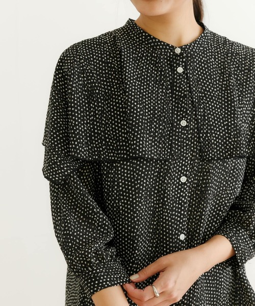 URBAN RESEARCH（アーバンリサーチ）の「ランダムドットケープブラウス（シャツ/ブラウス・レディース・ブラック系その他/ホワイト系その他・FREE）」の3枚目の写真