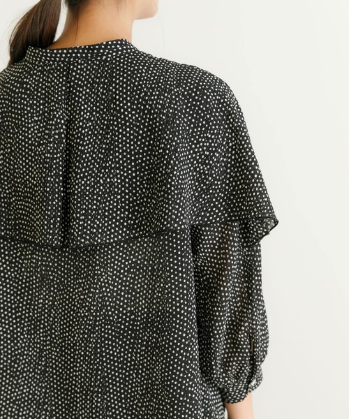 URBAN RESEARCH（アーバンリサーチ）の「ランダムドットケープブラウス（シャツ/ブラウス・レディース・ブラック系その他/ホワイト系その他・FREE）」の4枚目の写真