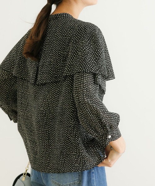 URBAN RESEARCH（アーバンリサーチ）の「ランダムドットケープブラウス（シャツ/ブラウス・レディース・ブラック系その他/ホワイト系その他・FREE）」の6枚目の写真