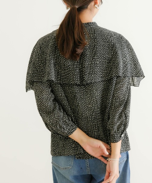 URBAN RESEARCH（アーバンリサーチ）の「ランダムドットケープブラウス（シャツ/ブラウス・レディース・ブラック系その他/ホワイト系その他・FREE）」の7枚目の写真