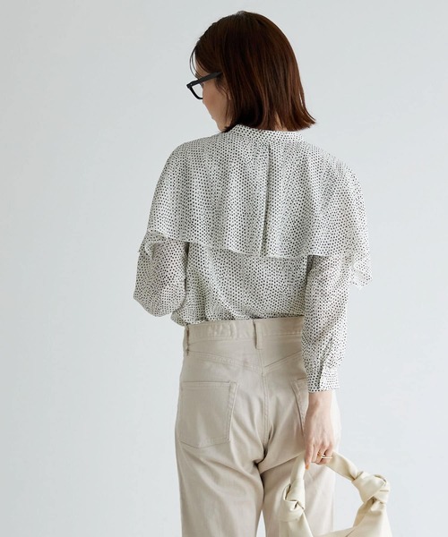 URBAN RESEARCH（アーバンリサーチ）の「ランダムドットケープブラウス（シャツ/ブラウス・レディース・ブラック系その他/ホワイト系その他・FREE）」の16枚目の写真