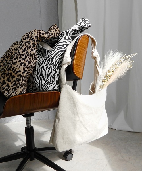 minia（ミニア）の「ノットキャンバストート（トートバッグ・レディース・アイボリー/ゼブラ/レオパード・FREE）」の4枚目の写真