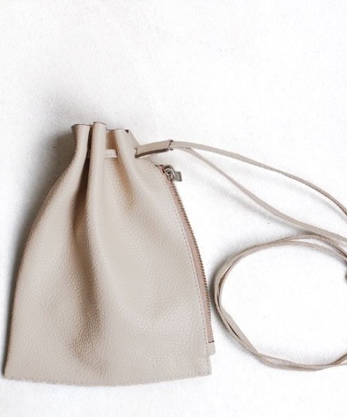 blancle(ブランクレ)の「bc1171 S.LE ZIP DRAWSTRING SHOULDER ソフトレザー マチなし 巾着(ショルダーバッグ・レディース・ライトブルー/グレイッシュベージュ/イエロー/アイボリー/ブラック・FREE)」の2枚目の写真