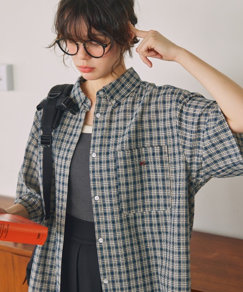 MONO-MART LADY'S(モノマートレディース)の「ビッグアソートナンバリング刺繍ボタンダウン半袖シャツ(シャツ/ブラウス・レディース・イエロー/ホワイト/ピンク/カーキ/サックスブルー/ブラック/ライトベージュ/チャコールグレー/サックスブルー系1/ブラック系1/グレー系1/ブラウン/ホワイト系/ネイビー・M/L)」の10枚目の写真
