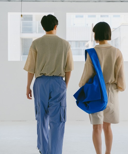 WHIMSIC（ウィムジック）の「【UNISEX】コットンキャンバスニュースペーパーバッグ（ショルダーバッグ・メンズ・ブラック/アイボリー/ブルー・FREE）」の5枚目の写真