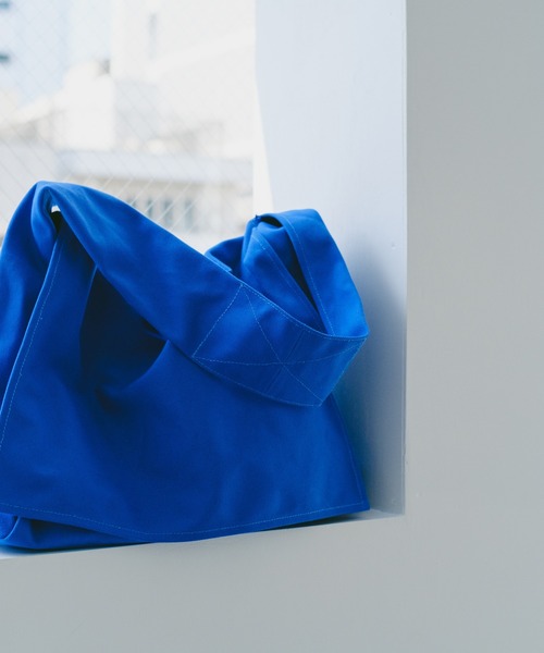 WHIMSIC（ウィムジック）の「【UNISEX】コットンキャンバスニュースペーパーバッグ（ショルダーバッグ・メンズ・ブラック/アイボリー/ブルー・FREE）」の11枚目の写真