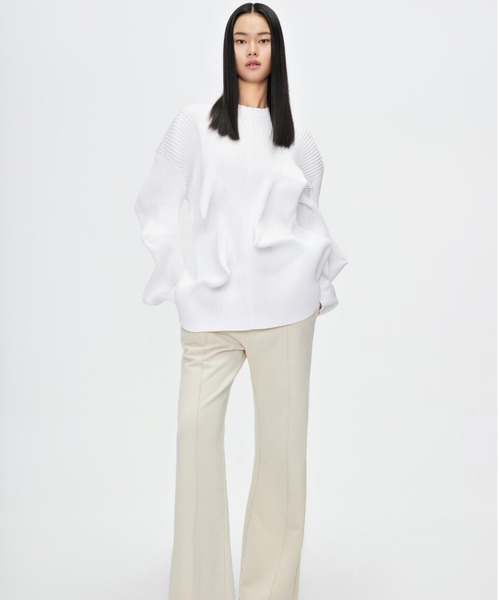 JNBY（ジェーエヌビーワイ）の「Unique Architectural Polyester Sweater（ニット/セーター・レディース・ホワイト/ブルー/ブラック・40/38）」の4枚目の写真