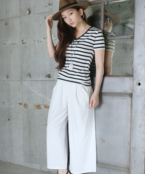 AZUL by moussy（アズールバイマウジー）の「CVC天竺BCヨーク切替V/N半袖PO（Tシャツ/カットソー・レディース・ホワイト系その他/ブラック系その他/オフホワイト/ブラック・SMALL/LARGE/X-SMALL/X-LARGE/MEDIUM）」の2枚目の写真