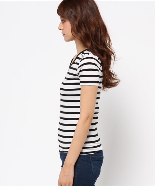 AZUL by moussy（アズールバイマウジー）の「CVC天竺BCヨーク切替V/N半袖PO（Tシャツ/カットソー・レディース・ホワイト系その他/ブラック系その他/オフホワイト/ブラック・SMALL/LARGE/X-SMALL/X-LARGE/MEDIUM）」の6枚目の写真