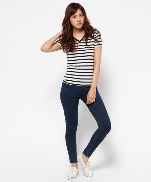 AZUL by moussy（アズールバイマウジー）の「CVC天竺BCヨーク切替V/N半袖PO（Tシャツ/カットソー・レディース・ホワイト系その他/ブラック系その他/オフホワイト/ブラック・SMALL/LARGE/X-SMALL/X-LARGE/MEDIUM）」の8枚目の写真