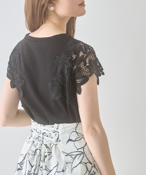 tocco closet(トッコ クローゼット)の「サイドフラワーレース付きカットプルオーバー(Tシャツ/カットソー・レディース・ブラック/ネイビー/グレー/オフホワイト・M)」の14枚目の写真