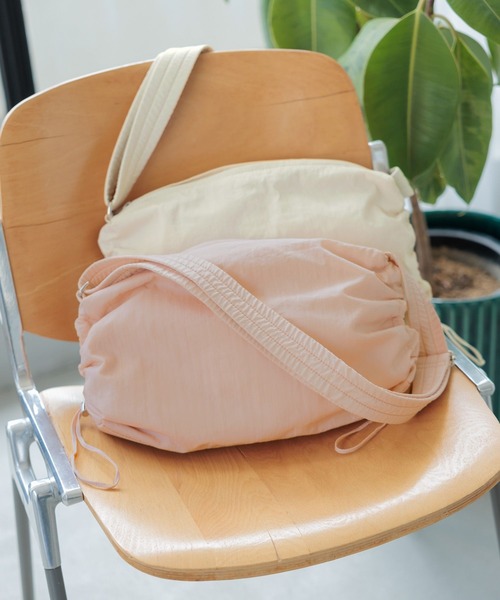 GLOBAL WORK(グローバルワーク)の「撥水軽量ミニショルダー/969858(ショルダーバッグ・レディース・ブラック/アイボリー/マスタード/カーキ/レオパード/ピンク/その他9/ライトブルー/グレー/ベージュ/レッド・ONE SIZE)」の8枚目の写真