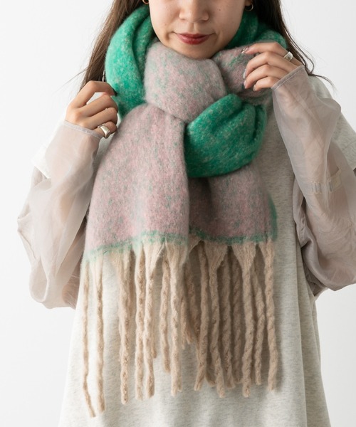 COLONY 2139(コロニートゥーワンスリーナイン)の「グラデーションストール(ストール/ショール・レディース・ブラック/ピンク/イエロー/ブルー・FREE)」の4枚目の写真