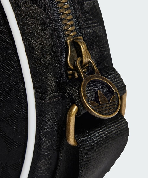 adidas（アディダス）の「トレフォイル モノグラム ジャカード ラウンドバッグ / アディダスオリジナルス adidas Originals（バックパック/リュック・レディース・ブラック・FREE）」の6枚目の写真