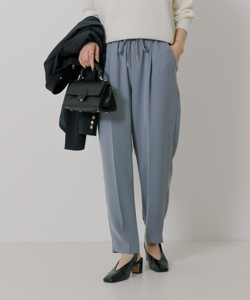 URBAN RESEARCH(アーバンリサーチ)の「ライトサテンドロストテーパードパンツ(その他パンツ・レディース・ベージュ/ブルー系その他/ブラック・38/36/34)」の3枚目の写真