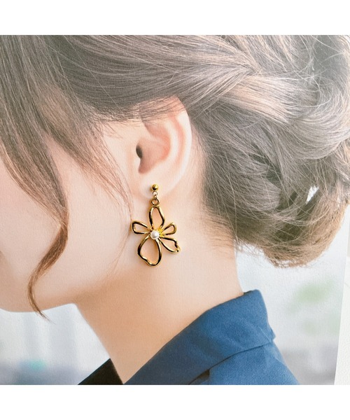 tone(トーン)の「【fuwari】大ぶり お花ピアス サージカルステンレス(MA)(ピアス(両耳用)・レディース・A/B・FREE)」の3枚目の写真