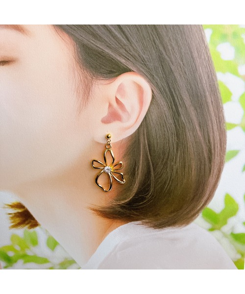 tone(トーン)の「【fuwari】大ぶり お花ピアス サージカルステンレス(MA)(ピアス(両耳用)・レディース・A/B・FREE)」の5枚目の写真