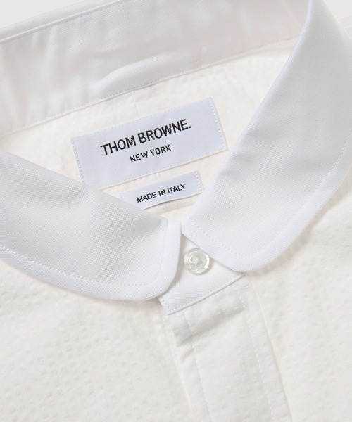 THOM BROWNE（トムブラウン）の「STRAIGHT FIT MINI ROUND COLLAR LONG SLEEVE SHIRT W/ GG ARMBAND AND COMBO IN SEERSUCKER（シャツ/ブラウス・メンズ・ホワイト・1/2）」の3枚目の写真