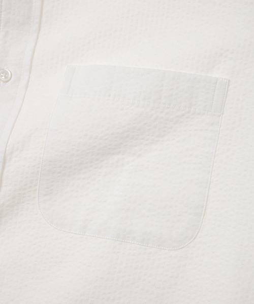 THOM BROWNE（トムブラウン）の「STRAIGHT FIT MINI ROUND COLLAR LONG SLEEVE SHIRT W/ GG ARMBAND AND COMBO IN SEERSUCKER（シャツ/ブラウス・メンズ・ホワイト・1/2）」の4枚目の写真