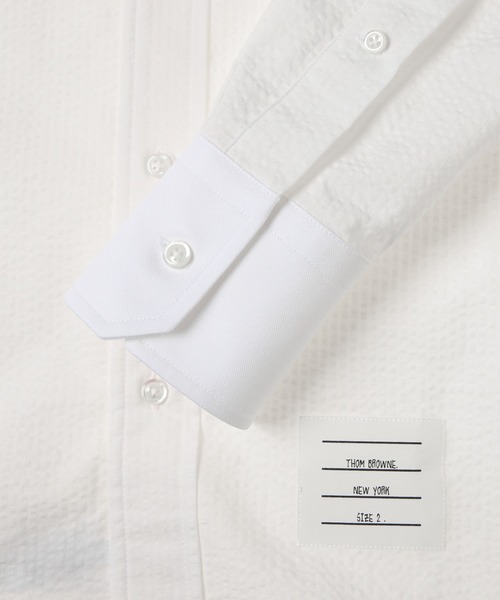 THOM BROWNE（トムブラウン）の「STRAIGHT FIT MINI ROUND COLLAR LONG SLEEVE SHIRT W/ GG ARMBAND AND COMBO IN SEERSUCKER（シャツ/ブラウス・メンズ・ホワイト・1/2）」の5枚目の写真