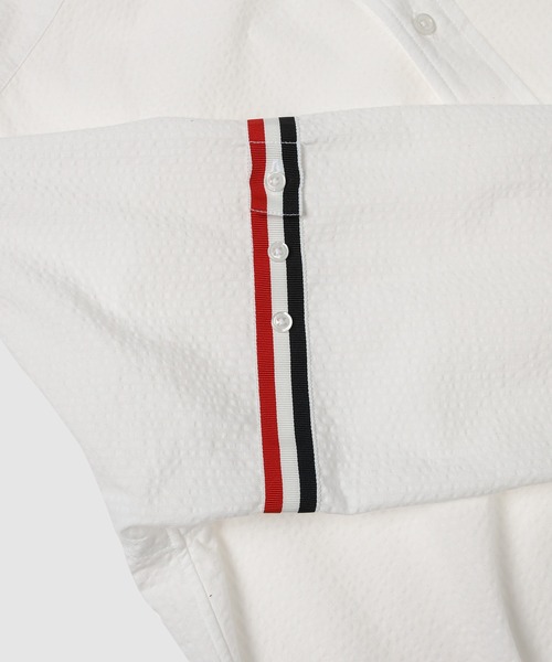 THOM BROWNE（トムブラウン）の「STRAIGHT FIT MINI ROUND COLLAR LONG SLEEVE SHIRT W/ GG ARMBAND AND COMBO IN SEERSUCKER（シャツ/ブラウス・メンズ・ホワイト・1/2）」の6枚目の写真
