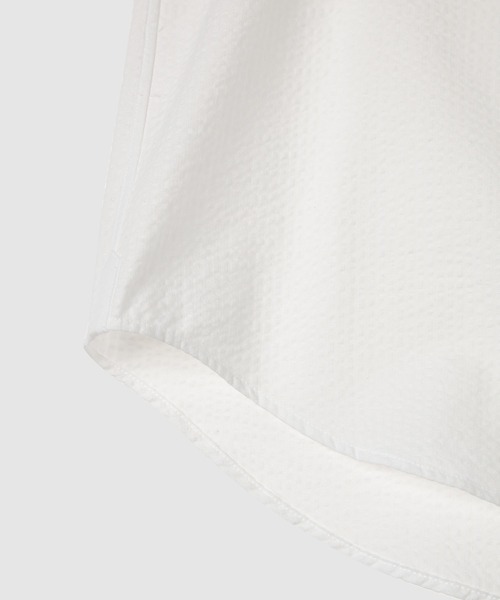 THOM BROWNE（トムブラウン）の「STRAIGHT FIT MINI ROUND COLLAR LONG SLEEVE SHIRT W/ GG ARMBAND AND COMBO IN SEERSUCKER（シャツ/ブラウス・メンズ・ホワイト・1/2）」の7枚目の写真