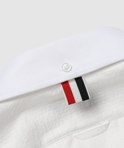 THOM BROWNE（トムブラウン）の「STRAIGHT FIT MINI ROUND COLLAR LONG SLEEVE SHIRT W/ GG ARMBAND AND COMBO IN SEERSUCKER（シャツ/ブラウス・メンズ・ホワイト・1/2）」の8枚目の写真