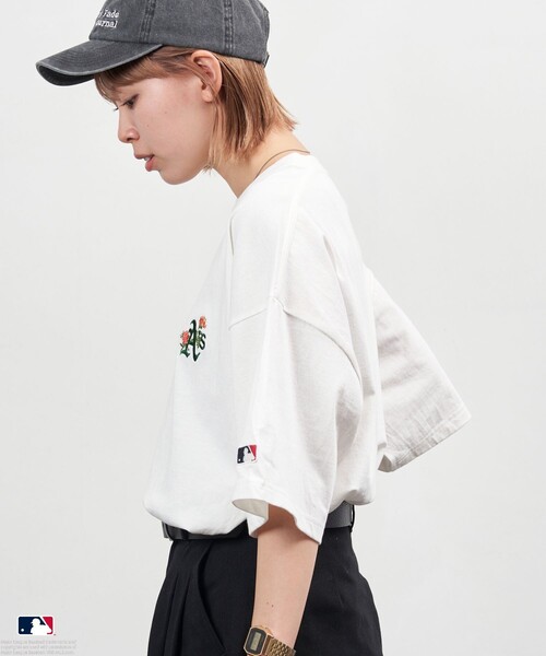 PUBLUX(パブリュクス)の「MLB/エムエルビー MLB 別注 フラワーロゴTシャツ/ユニセックス/ワンポイント刺繍(限定展開)(Tシャツ/カットソー・メンズ・ネイビー/ホワイト系その他/ホワイト/ブラック・SMALL/MEDIUM/LARGE)」の20枚目の写真