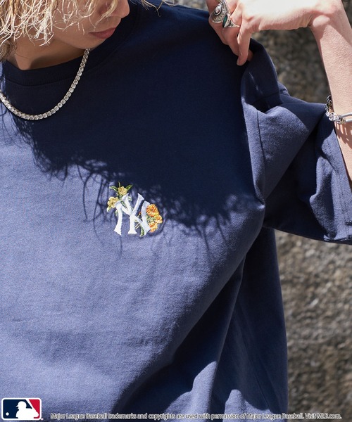 PUBLUX(パブリュクス)の「MLB/エムエルビー MLB 別注 フラワーロゴTシャツ/ユニセックス/ワンポイント刺繍(限定展開)(Tシャツ/カットソー・メンズ・ネイビー/ホワイト系その他/ホワイト/ブラック・SMALL/MEDIUM/LARGE)」の4枚目の写真