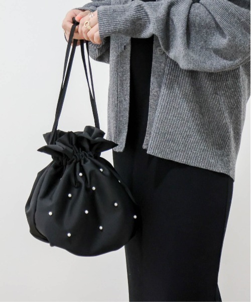 AMELY(エミリー)の「2type巾着バッグ(ショルダーバッグ・レディース・アイボリー/ブラック/ブラック×ブラック・フリー)」の8枚目の写真