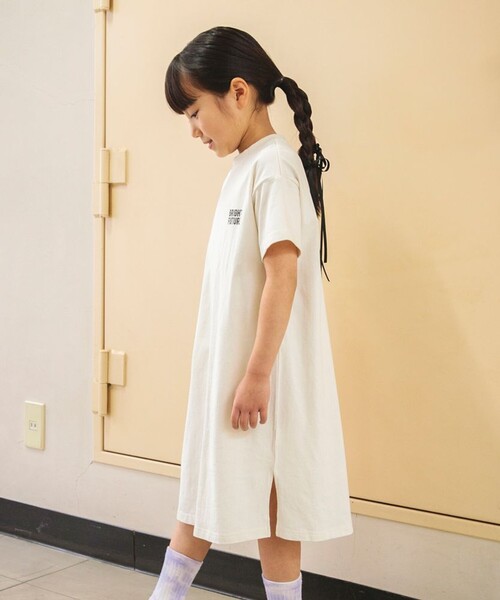 DRC branshes（ディーアールシーブランシェス）の「【WEB限定/DRC/お肌に嬉しい綿100％】サイドスリット半袖ワンピース（ワンピース・キッズ・オフホワイト/チャコールグレー/グリーン/オレンジ/パープル/ブラック・110/150/90/140/100/120/130）」の8枚目の写真