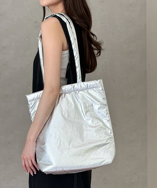 Per sist ence(パーシエンス)の「シャイニーメタリックA4トート(トートバッグ・レディース・ブラック/シルバー/ブロンズ/アイボリー・FREE)」の2枚目の写真