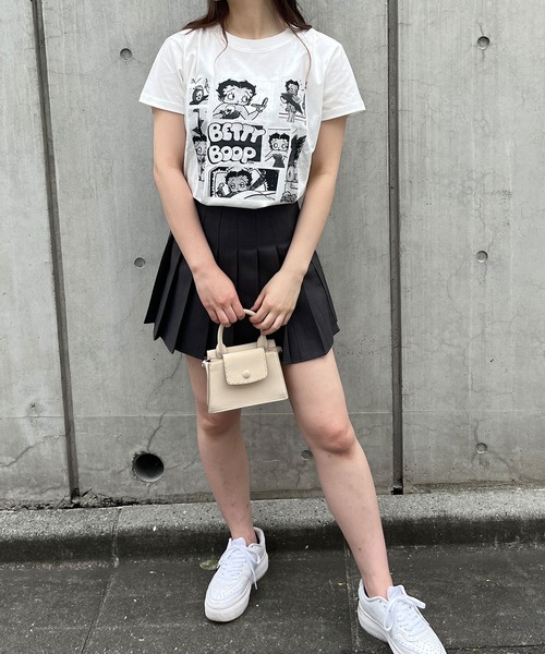 GLAMOROUS JANE(グラマラスジェーン)の「BETTY BOOPモノクロプリントTシャツ(Tシャツ/カットソー・レディース・チャコールグレー/オフホワイト/ブラック・FREE)」の4枚目の写真
