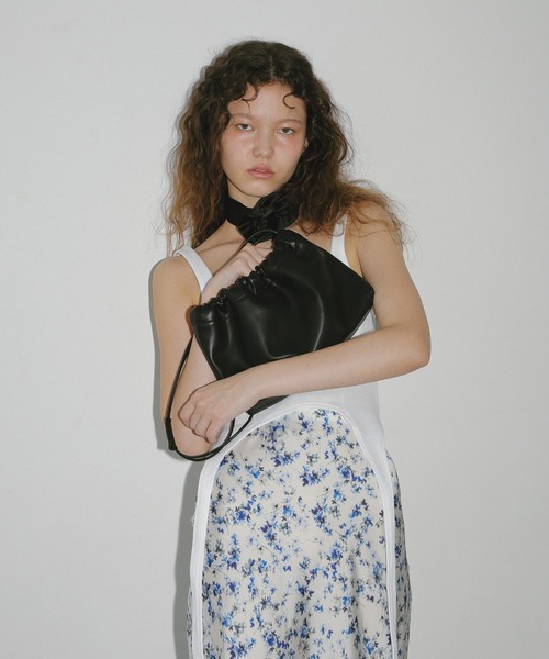 EFOLE(エフォル)の「Drawstring shoulder bag / ドローストリング ショルダー バッグ(ショルダーバッグ・レディース・ブラック/ブラウン・FREE)」の4枚目の写真