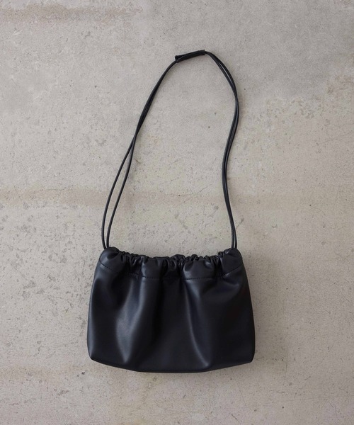 EFOLE(エフォル)の「Drawstring shoulder bag / ドローストリング ショルダー バッグ(ショルダーバッグ・レディース・ブラック/ブラウン・FREE)」の5枚目の写真