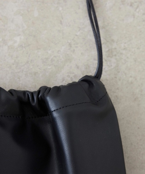 EFOLE(エフォル)の「Drawstring shoulder bag / ドローストリング ショルダー バッグ(ショルダーバッグ・レディース・ブラック/ブラウン・FREE)」の10枚目の写真